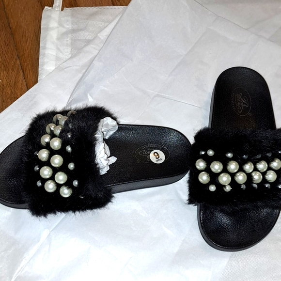 Bolaro slide on Sandals. New size 6. Furry with pearl's. Super cute and comfy. - Picture 3 of 5